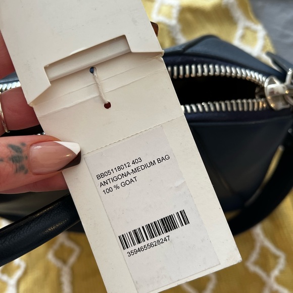 GIVENCHY medium Antigona bag - Picture 2 of 4